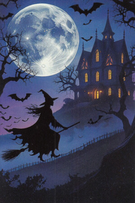 Halloween noita lentää sinisessä illassa