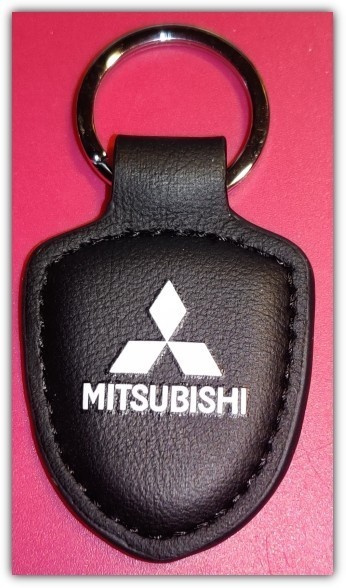 Pieni nahkainen musta Mitsubishi avaimenperä