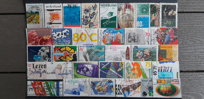 HOLLANTI 1980-90 luku LEIMATTUJA postimerkkejä 33 kpl
