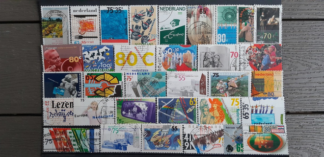 HOLLANTI 1980-90 luku LEIMATTUJA postimerkkejä 33 kpl