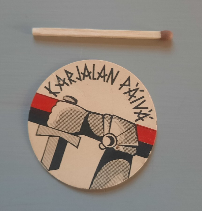 pahvimerkki Karjalan päivä, vanha, neulanreiät