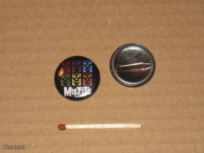 the Misfits color skulls rintanappi 1" d3