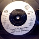 WOMACK & WOMACK :: CELEBRATE THE WORLD :: VINYYLI 7" 1989 - pikkukuva 3