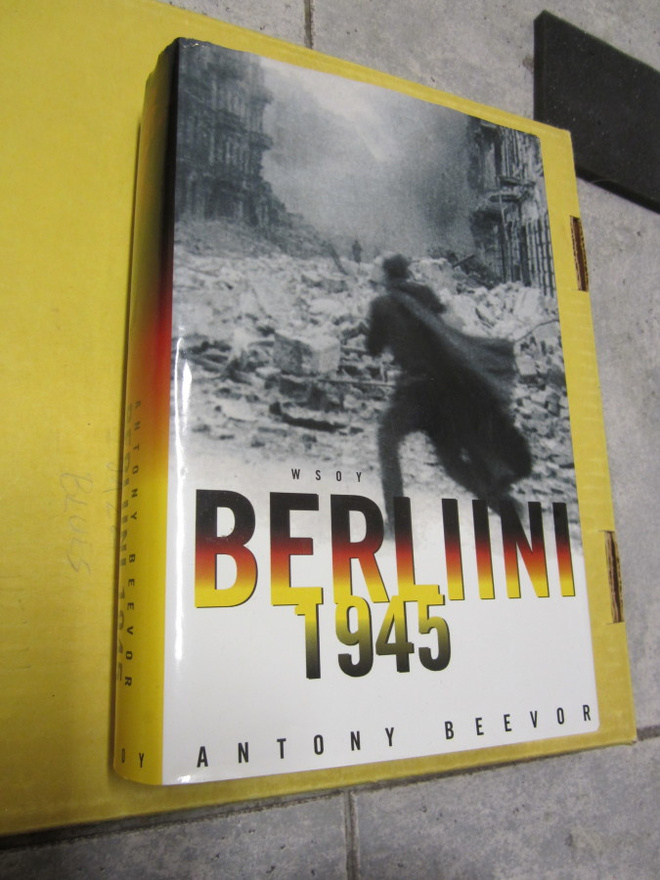 Antony Beevor - Berliini 1945 - Sidottu hyväkuntoinen