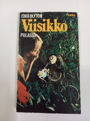 Enid Blyton: Viisikko pulassa