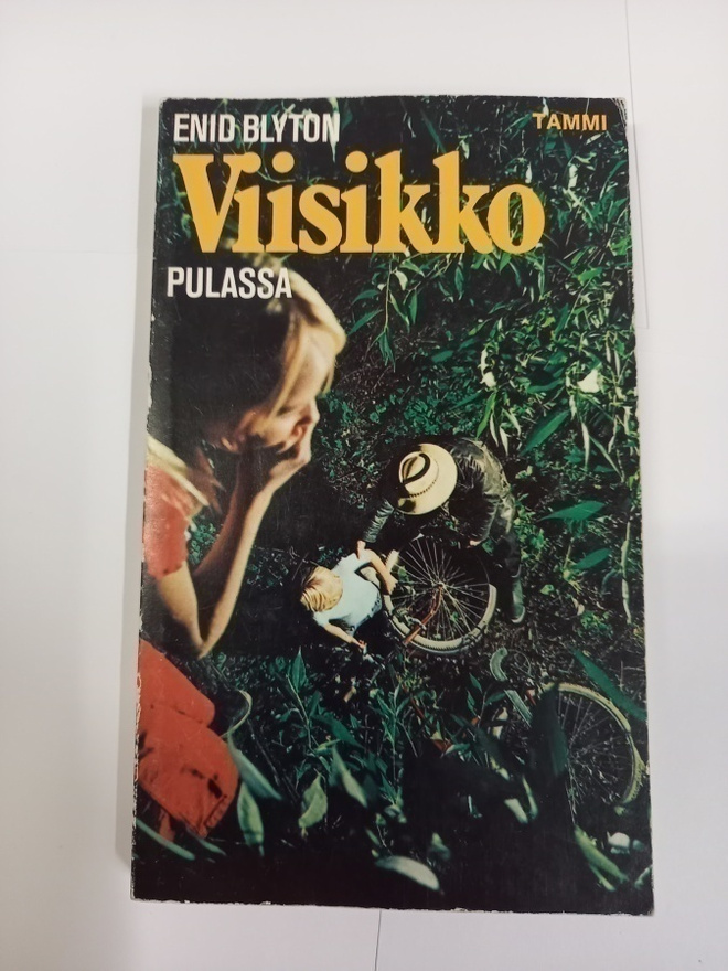 Enid Blyton: Viisikko pulassa