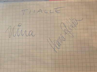 Taikapeili nimikirjoitukset paperilla
