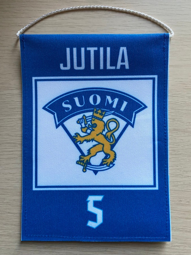 Timo Jutila #5 Suomen maajoukkuepelipaidan jäädyttämisviiri