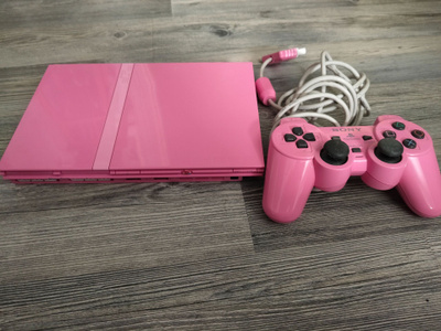 Pinkki Playstation 2 konsoli ja ohjain