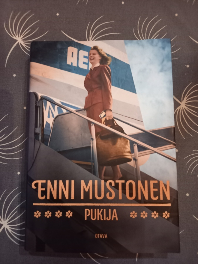 Enni Mustonen: Pukija