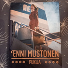 Enni Mustonen: Pukija - pikkukuva 1