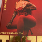 INA MIKKOLA: PERIKSIANTAMATON TINZE - pikkukuva 1