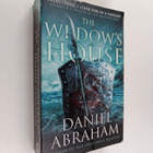 Daniel Abraham : The widow's house - pikkukuva 1