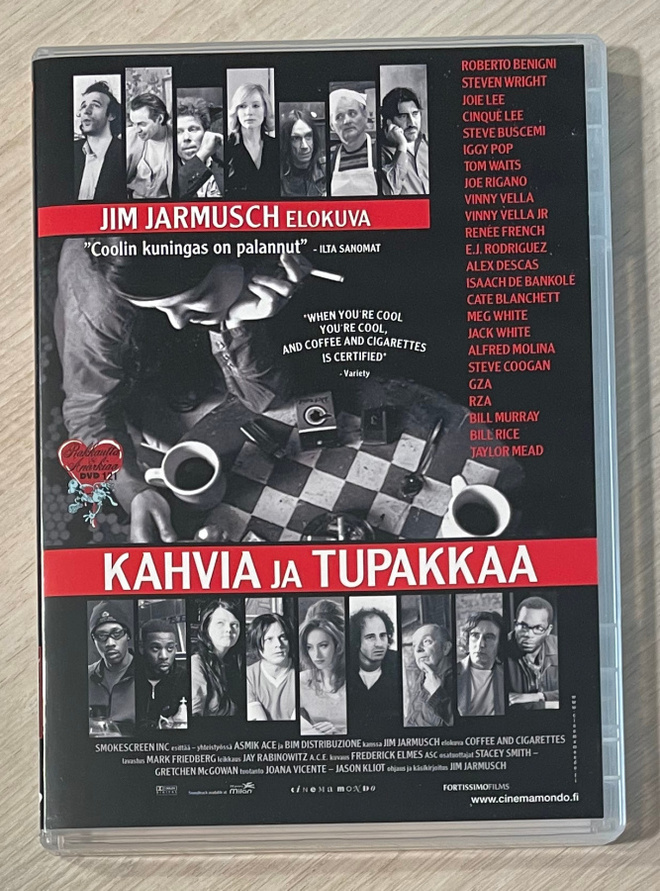 Jim Jarmusch: KAHVIA JA TUPAKKAA (2003)