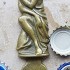 Avaaja OLUT Pullon korkkiin, piiloitteleva Madonna - pikkukuva 1