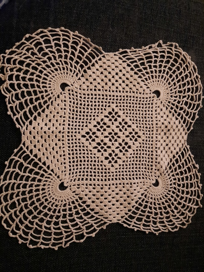 Luonnonvaalea virkattu liina 40x40cm