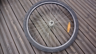 Polkupyörän eturengas ja vanne. 26".