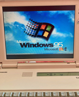 Toshiba T4900CT/810 Pentium retro kannettava PC + laukku