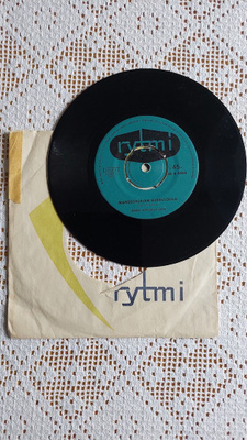 7" Jorma Juselius: Mandschurian kukkuloilla / Muistoja karpa