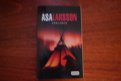 Åsa Larsson: Uhrilahja (2012)
