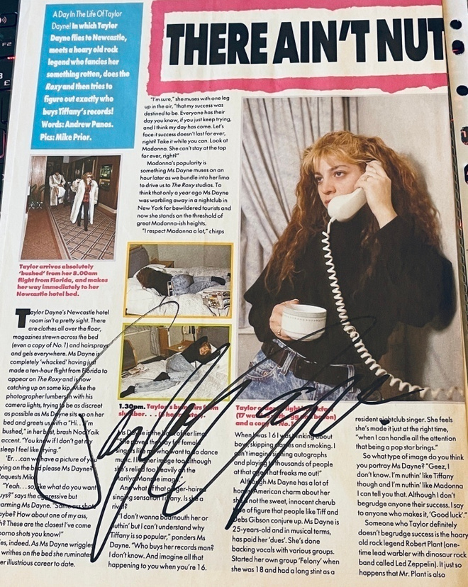 Taylor Dayne nimikirjoitus lehtikuvassa