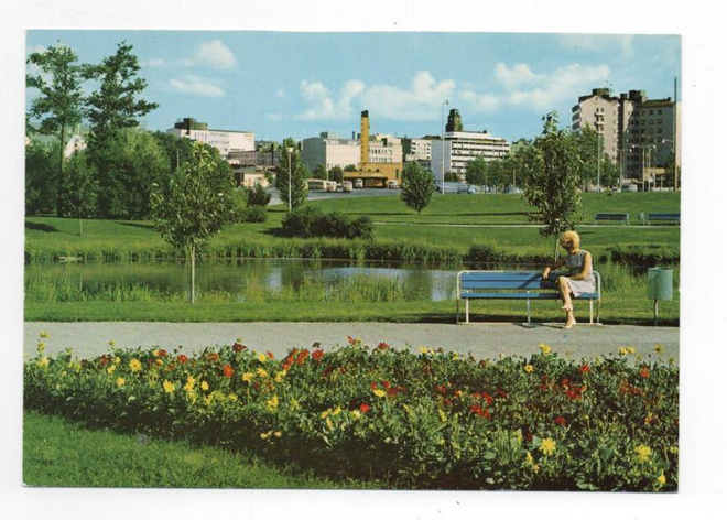 Lahti: Nainen penkillä Fellmanin puistossa