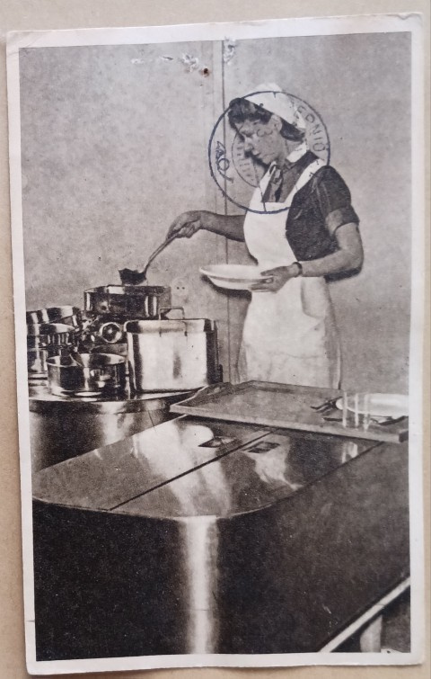 Lotta annostelee ruokaa, TK-kuva, Kenttäpostia 1942