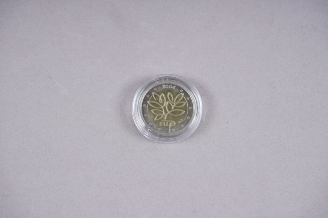 1142. 2€ juhlaraha 2004, 'EU-laajentuminen', Suomi.