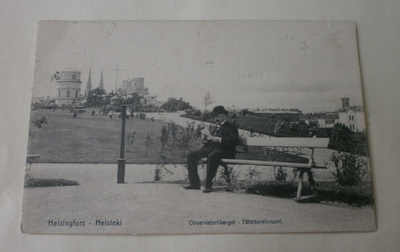 Helsinki, Tähtitorninvuori, mies lukemassa lehteä, p. 1908