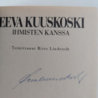 Eeva Kuuskoski : Ihmisten kanssa (signeerattu) - pikkukuva 3