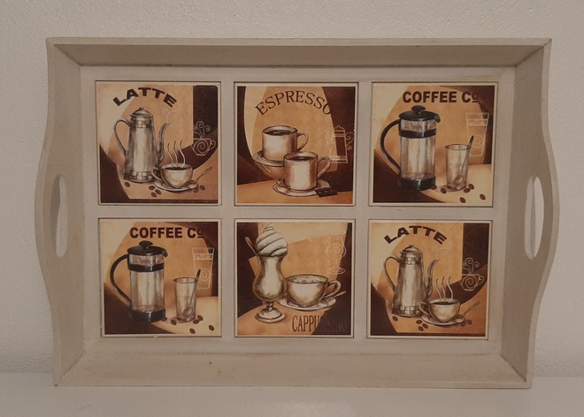Puinen tarjotin kahvikuvilla espresso latte cappuccino