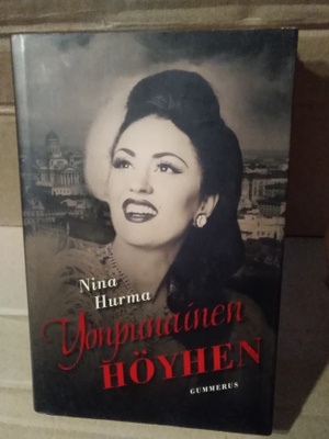 Nina Hurma: Yönpunainen höyhen