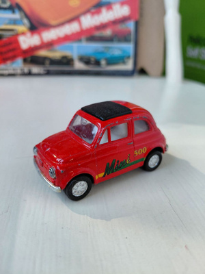 Fiat 500 vetomoottori-auto pikkuauto koko