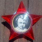 Huonompikuntoinen pinssi V.I. Lenin nuorena. - pikkukuva 2
