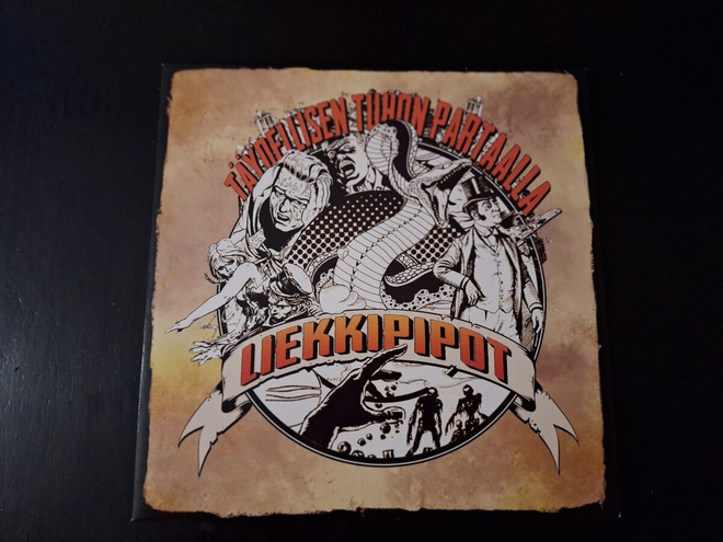 LIEKKIPIPOT - TÄYDELLISEN TUHON PARTAALLA . LP
