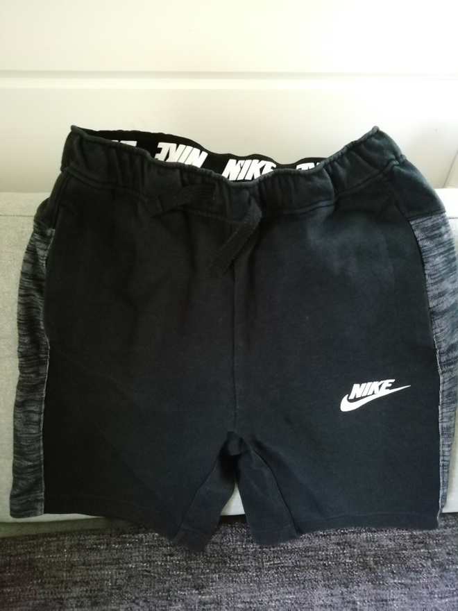 Nike mustat college shortsit 147-158cm