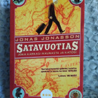 SATAVUOTIAS JOKA KARKASI IKKUNASTA JA KATOSI - KIRJA - pikkukuva 1