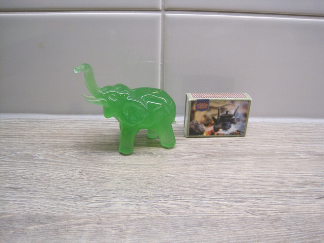 VIHREÄ JADE ELEFANT, ESSENTIAALS-KOKOELMA