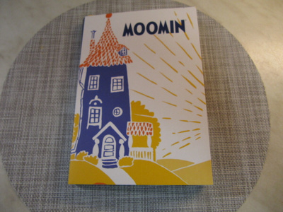 Moomi #Oursea 2020 mitali ja keräilykansio.