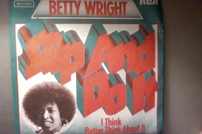 BETTY WRIGHT  ::  SLIP AND DO IT  ::  VINYYLI  7"    1975