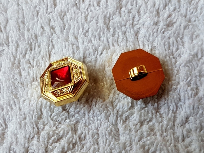 VINTAGE NAPPEJA Metallinkaltainen muovinappi
