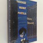 Mary Stewart : Yhdeksät vaunut portilla - pikkukuva 1