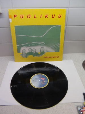 PUOLIKUU, MAKEAA MYRKKYÄ