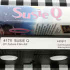 VHS SUSIE Q AITO ENKELI KOMEDIA - pikkukuva 4