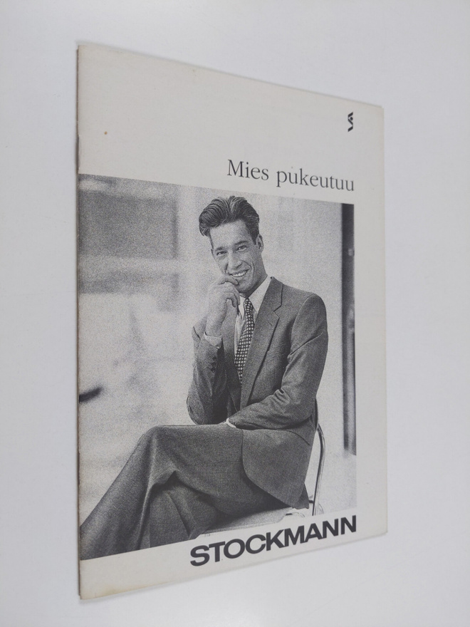 Mies pukeutuu