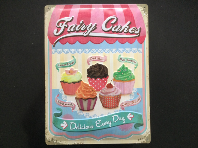 RETRO METALLITAULU - FAIRY CAKES.   30x40cm.