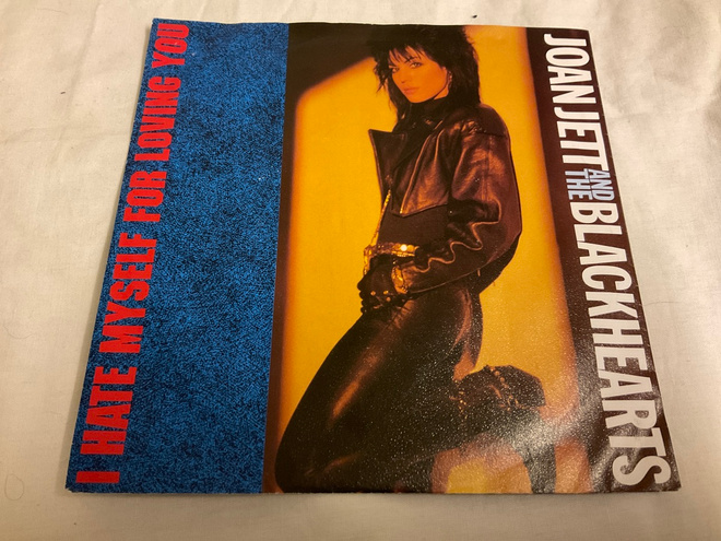 Joan Jett - I hate myself for loving you  (7”)