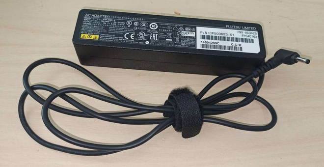 Fujitsu Siemens kannettavan laturi 19V 3.42A ADP-65MD B
