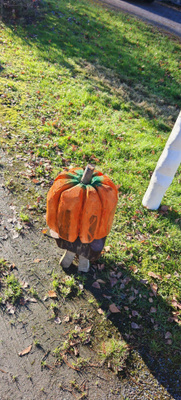 Puusta veistetty Halloween aiheinen kurpitsa.