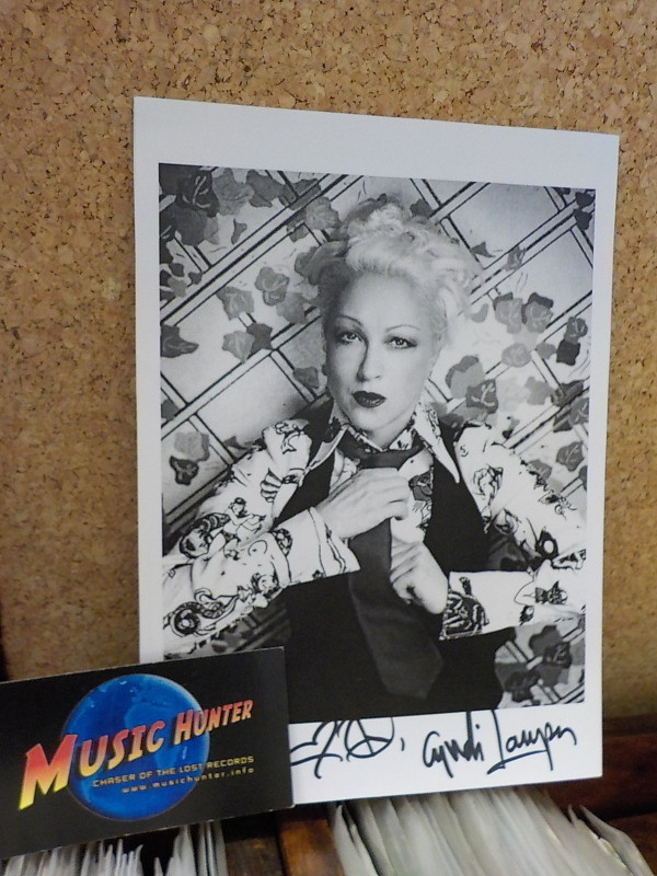 CYNDI LAUPER NIMIKIRJOITUS